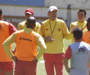 Luis Soler (centro) da indicaciones a sus jugadores durante el primer día de trabajo. Fotos: David Paredes / ÚN