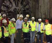 El alcalde Mauricio Rodas posa con los obreros y empleados de la Tuneladora La Carolina. Foto: Eduardo Terán / ÚN