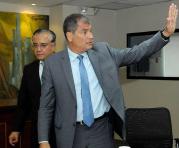 Rafael Correa ofreció una rueda de prensa acompañado por Alexis Mera. Foto: EFE