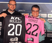 Francisco Quiñónez (izq) entrega camisetas a ‘Bolillo’ con el 2022. Foto: Tomada de la cuenta Twitter @IDV_EC