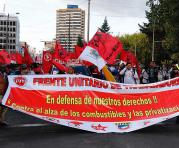 Los obreros se citaron ayer, 29 de agosto, en la Caja del Seguro y caminaron hacia la Plaza Grande, en el centro. Foto: Galo Paguay / ÚN