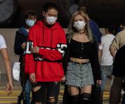 La gente usa máscaras faciales en Mongkok, Hong Kong, China, el 25 de febrero de 2020