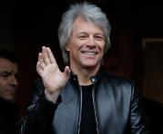 El cantante estadounidense Jon Bon Jovi hace un gesto mientras espera la llegada del príncipe Harry. Foto: AFP