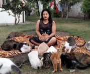 Lorena Romero, con los gatos en Tumbaco. Foto: Cortesía Refugio Felino Mininos Felices
