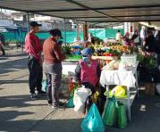 Los clientes madrugan para hacer sus compras en el mercado, los días de feria. Fotos: Roxana Madrid  /ÚN