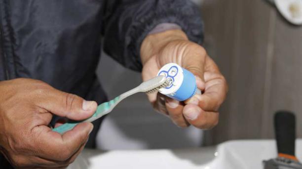Limpie el cartucho con un cepillo de dientes. Foto: Alfredo Lagla / ÚN