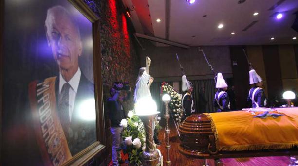Velorio del expresidente Sixto Duran Ballen en el Salón de la Ciudad, en el Municipio de Quito. Foto: Vicente Costales / ÚN