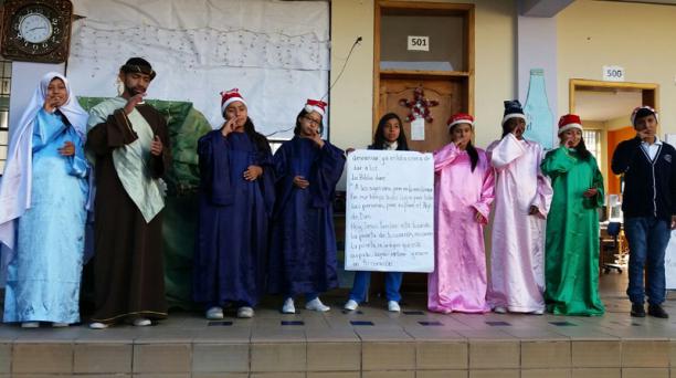 Los jóvenes con deficiencia auditiva del INAL interpretaron villancicos navideños. Foto: Santiago Ponce / ÚN