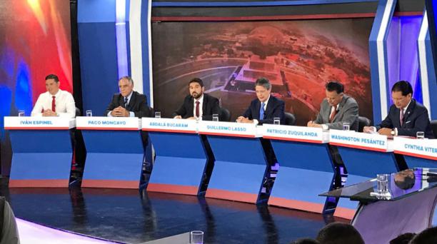 En el set de noticias de Televicentro ya están listos los espacios con los candidatos  para el dialogo presidencial. Foto: Vicente Costales / ÚN