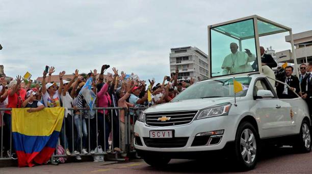 El automovil frenó y el Papa se estrelló. Foto: Agencias
