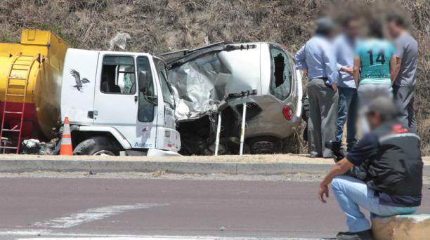 Una mujer murió en el accidente entre un tanquero y un vehículo, cuando circulaban en la av. Simón Bolívar. Foto: Eduardo Terán/ UN